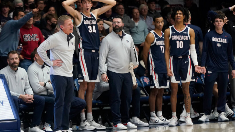 Gonzaga coach Mark Few on the sideline with his players