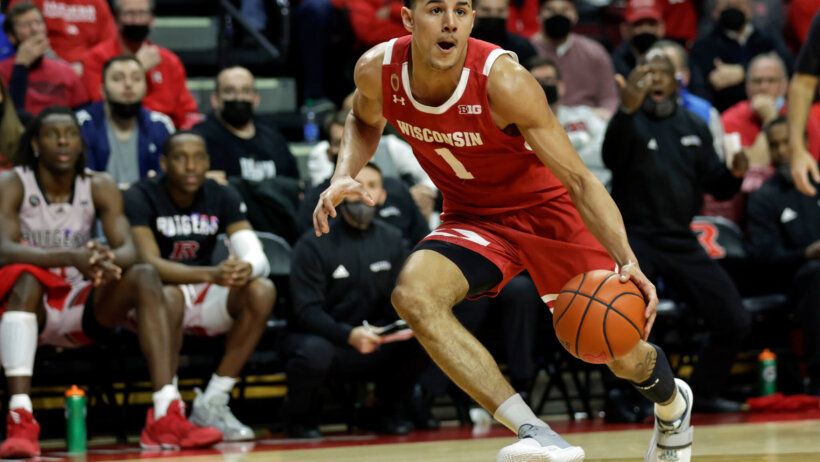 Wisconsin guard Johnny Davis dribbling down the court