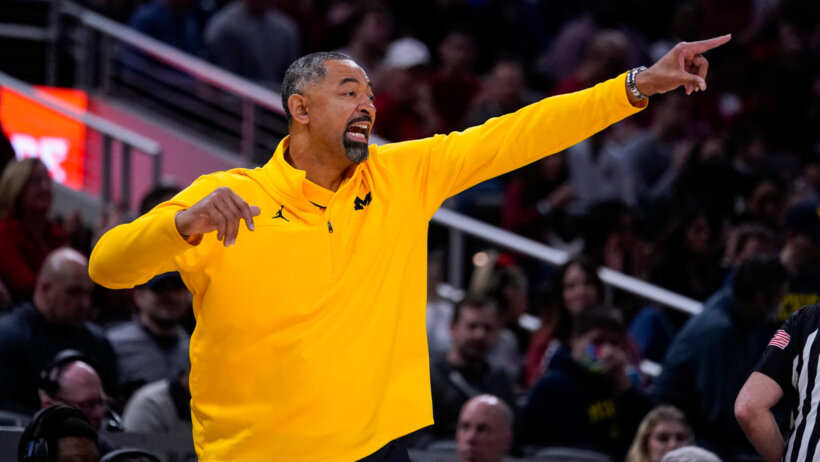 Michigan head coach Juwan Howard pointing