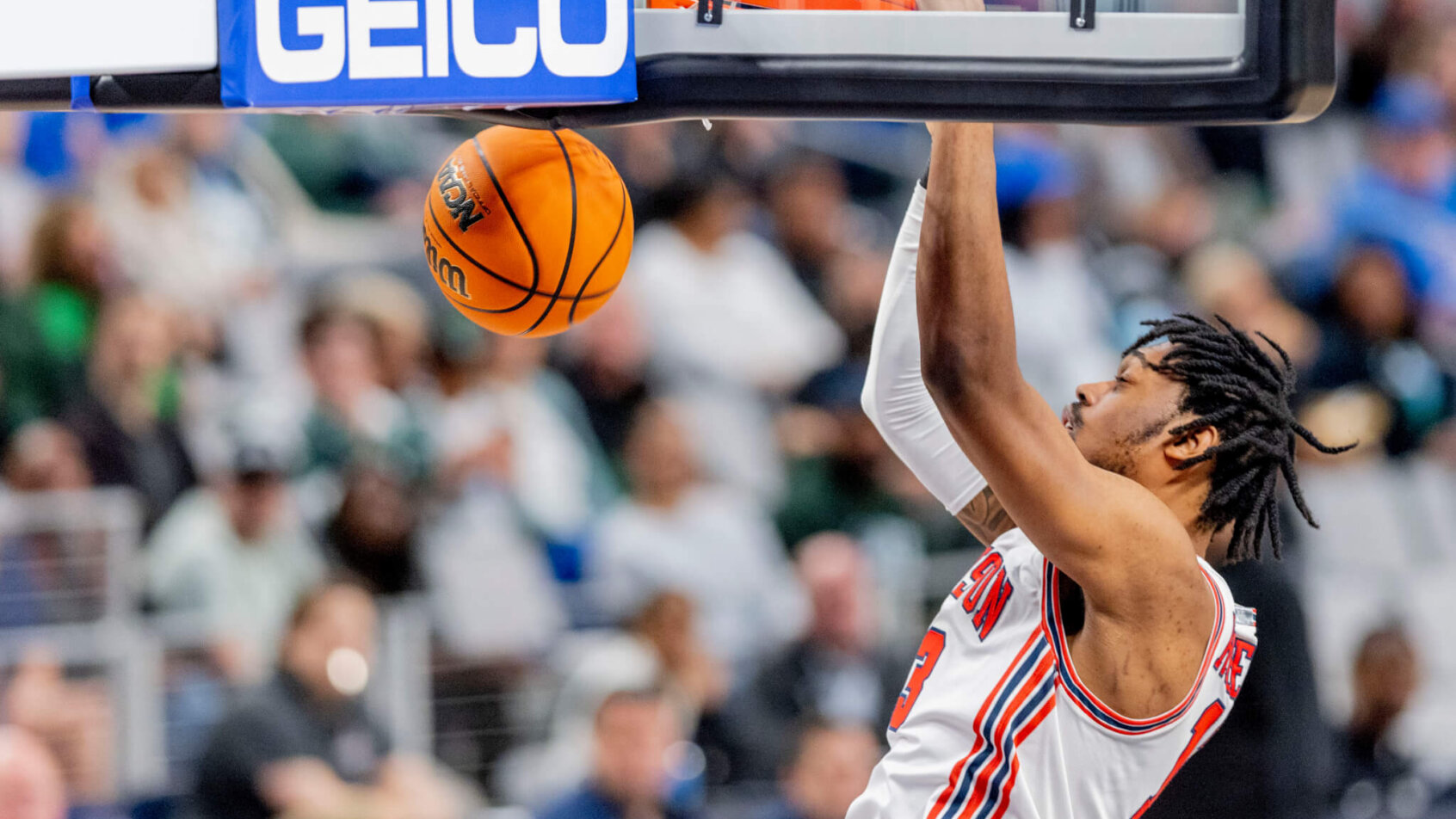 J’wan Roberts throws down a dunk