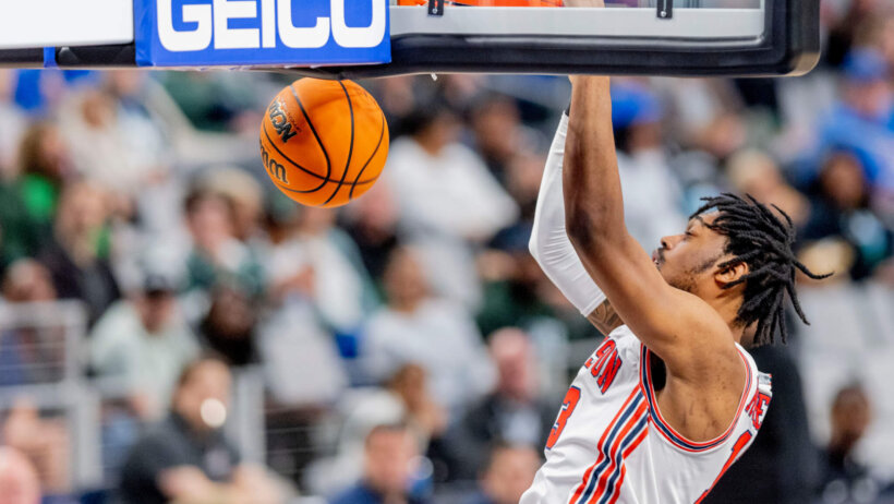 J’wan Roberts throws down a dunk