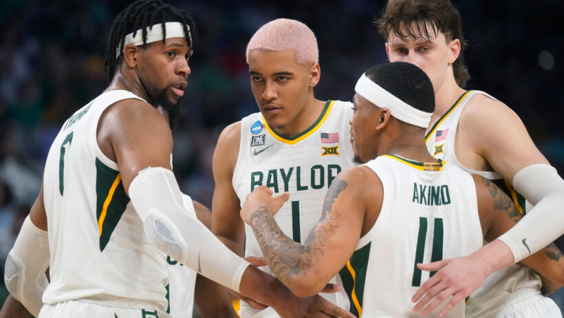 Baylor players Flo Thamba, Jeremy Sochan, James Akinjo huddling