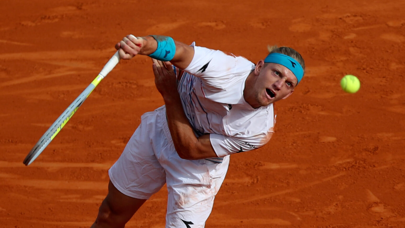 Alejandro Davidovich Fokina serving the ball during a tennis match.