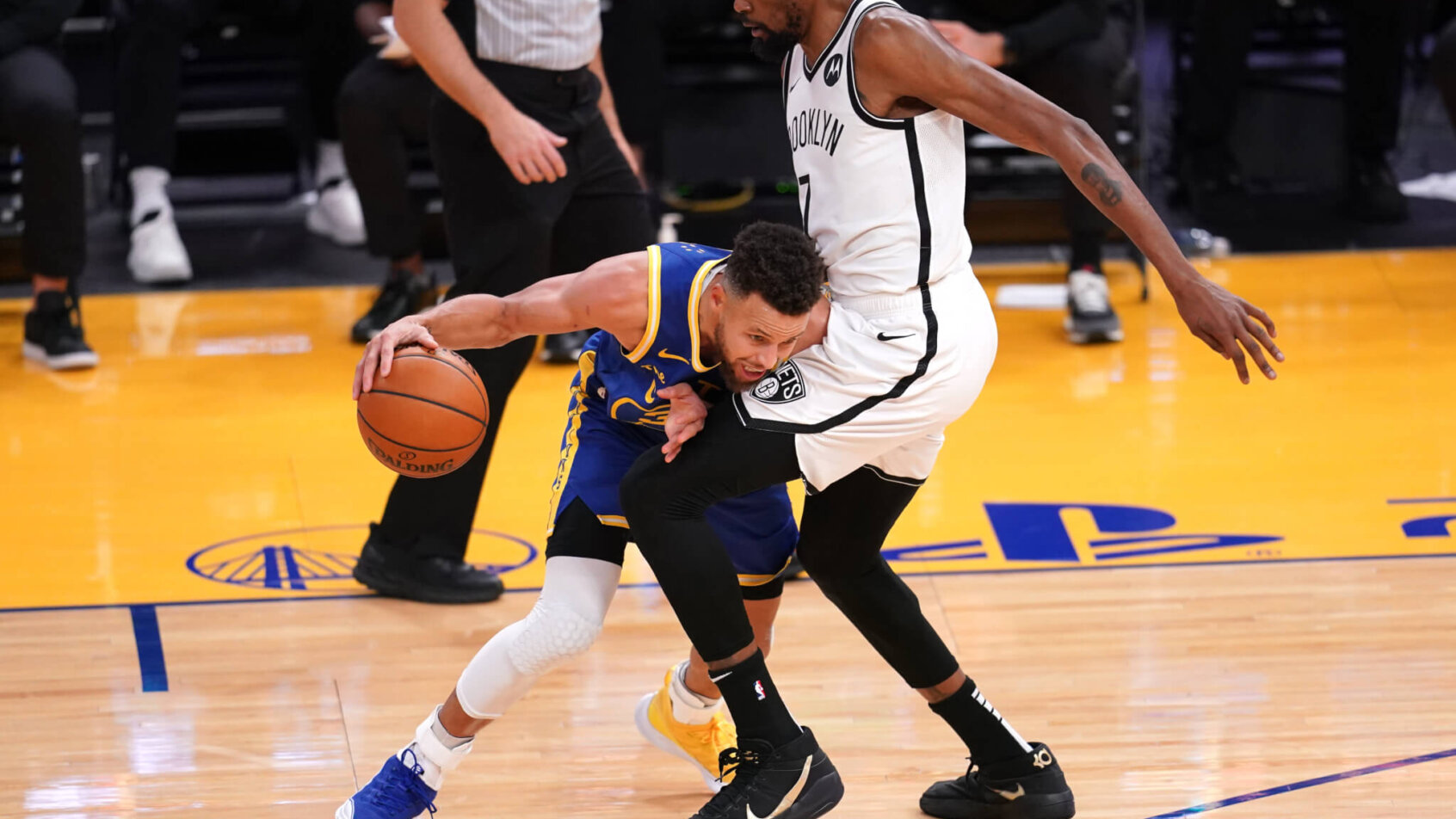 Steph Curry dribbling against Kevin Durant