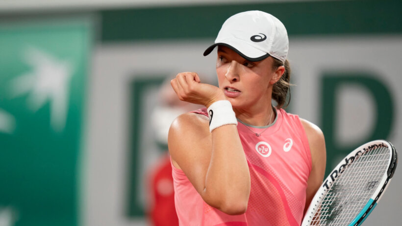 Iga Swiatek on court at the 2021 French Open
