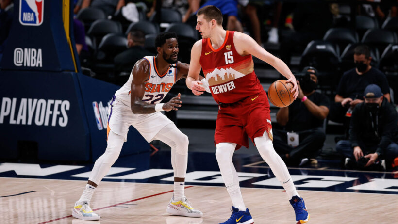 Nikola Jokic posting up vs Deandre Ayton