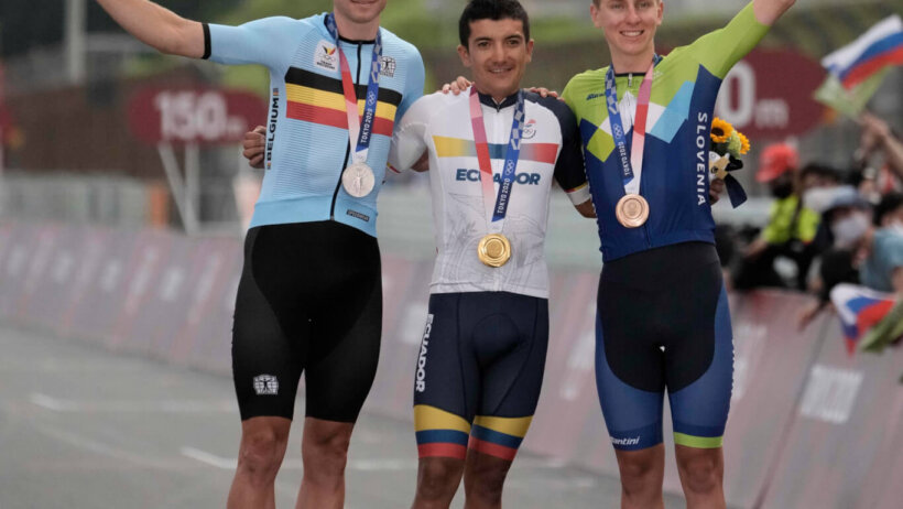 Wout van Aert (BEL), Richard Carapaz (ECU) and Tadej Pogacar (SLO) posing on the Olympic podium