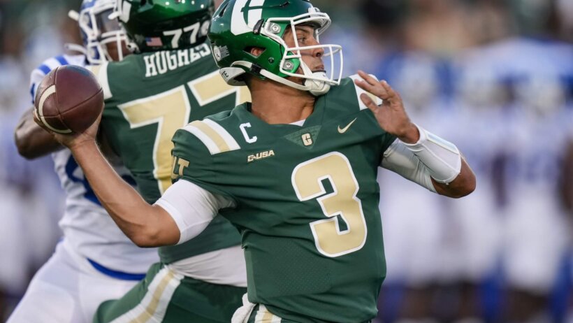 Charlotte 49ers quarterback Chris Reynolds throws