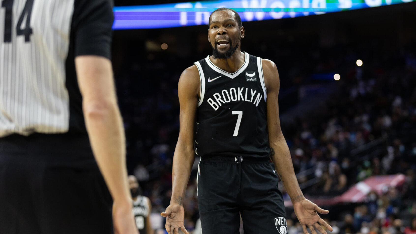Kevin Durant argues with ref