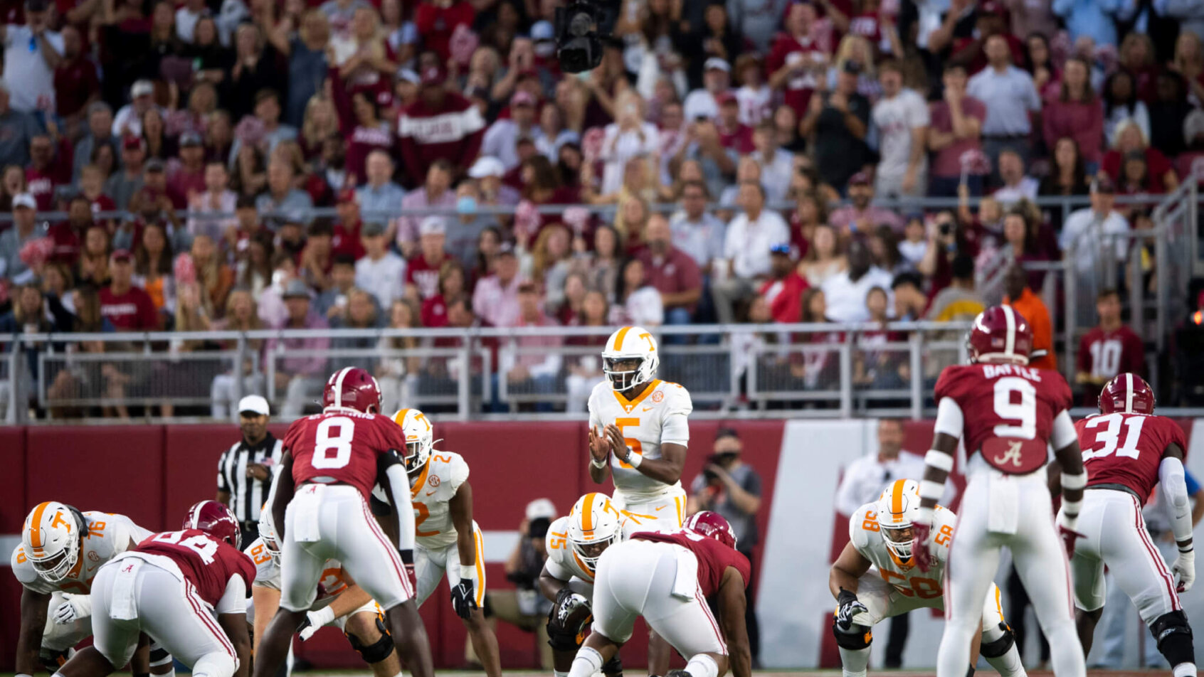 Tennessee quarterback Hendon Hooker calls for the snap