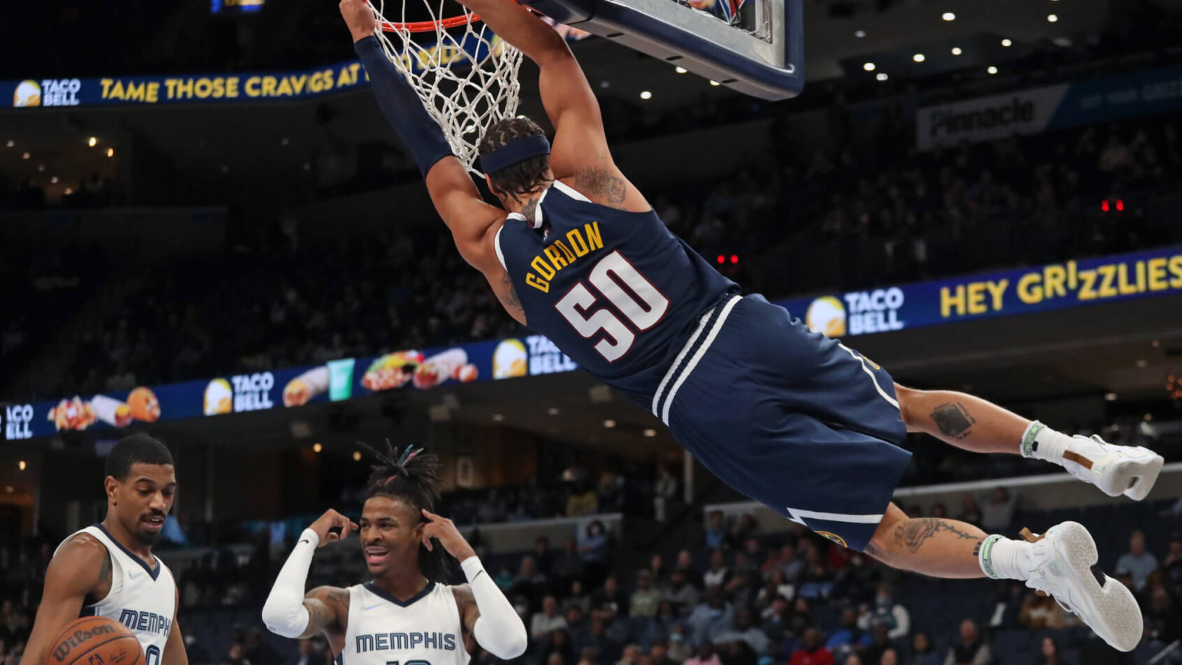 Aaron Gordon dunking