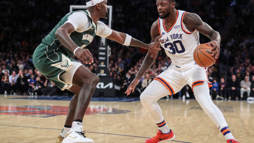 Julius Randle dribbling against defender
