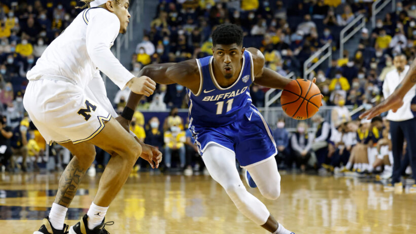Buffalo Bulls forward Jeenathan Williams going around a defender