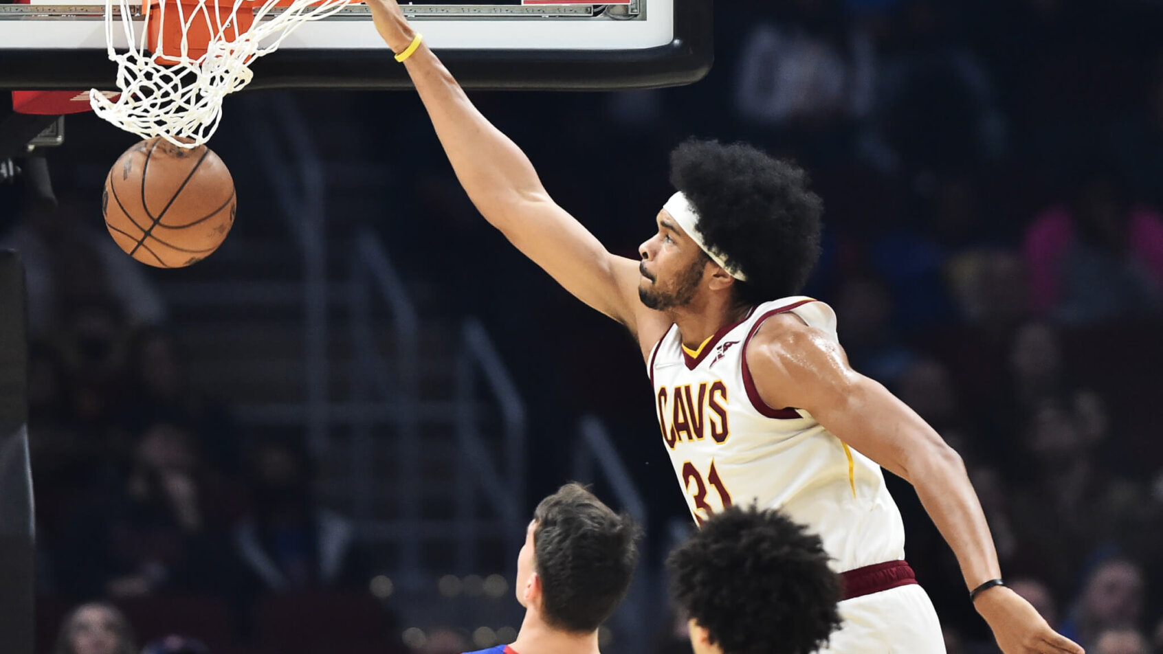 Jarrett Allen dunking
