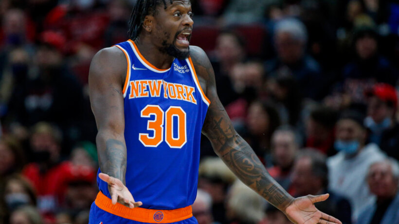Julius Randle arms out