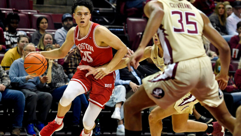 Boston University Terriers guard Fletcher Tynen driving pas a defender