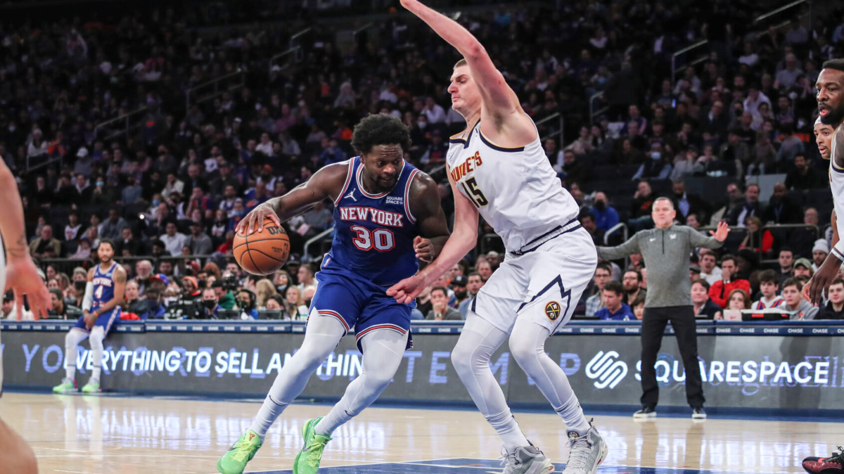 Julius Randle defended by Nikola Jokic