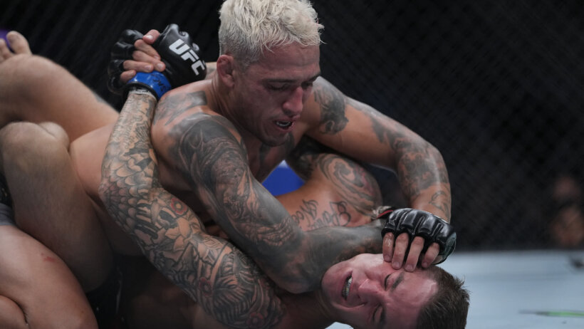 Charles Oliveira submits