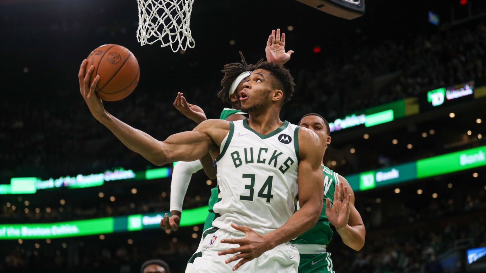Giannis finishes layup