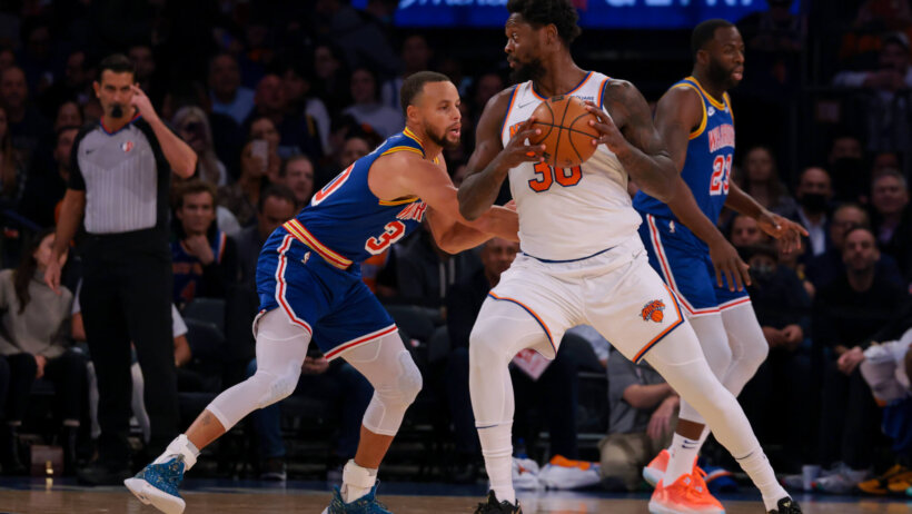 Steph Curry guarding Julius Randle