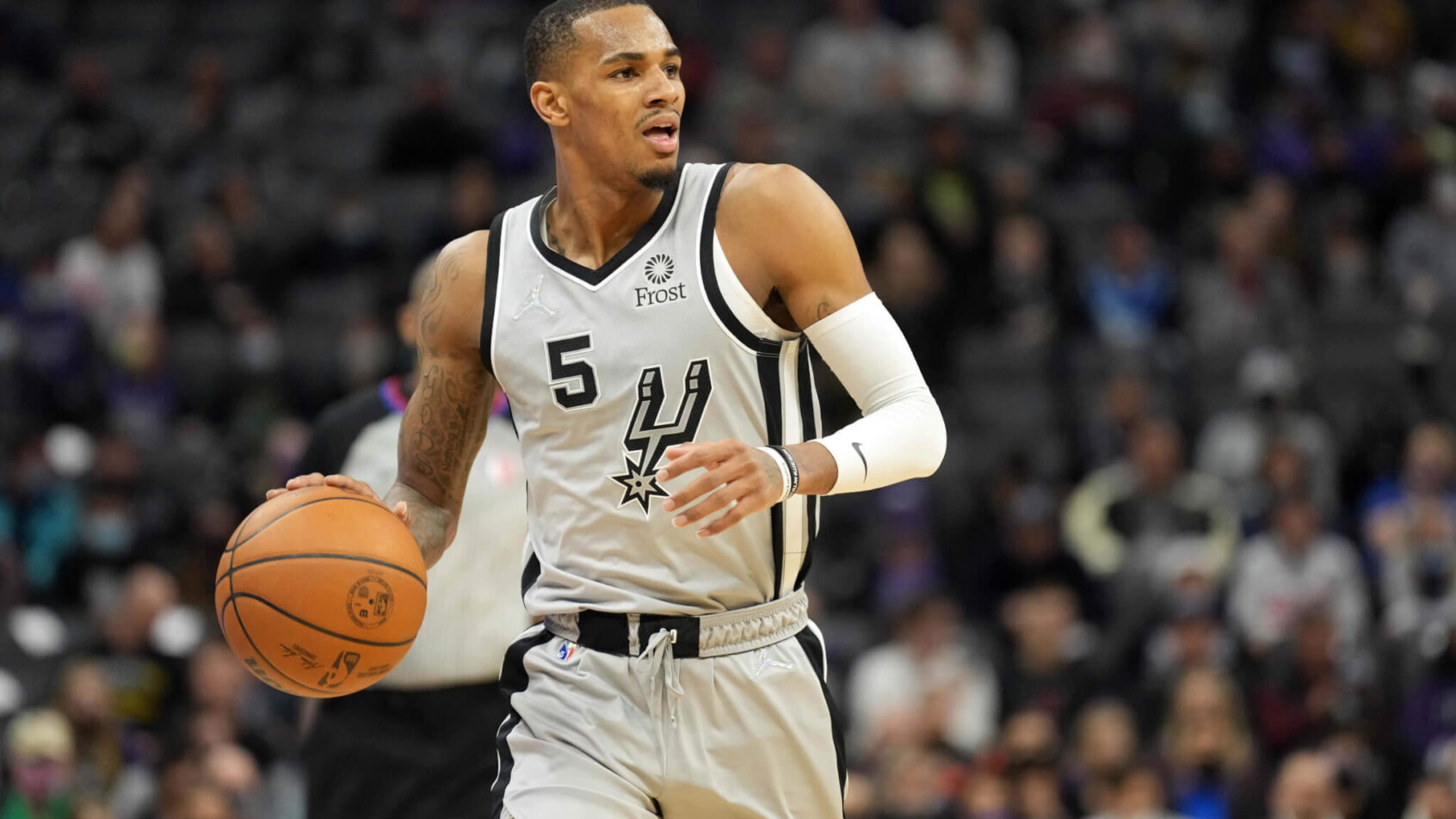 Dejounte Murray dribbling