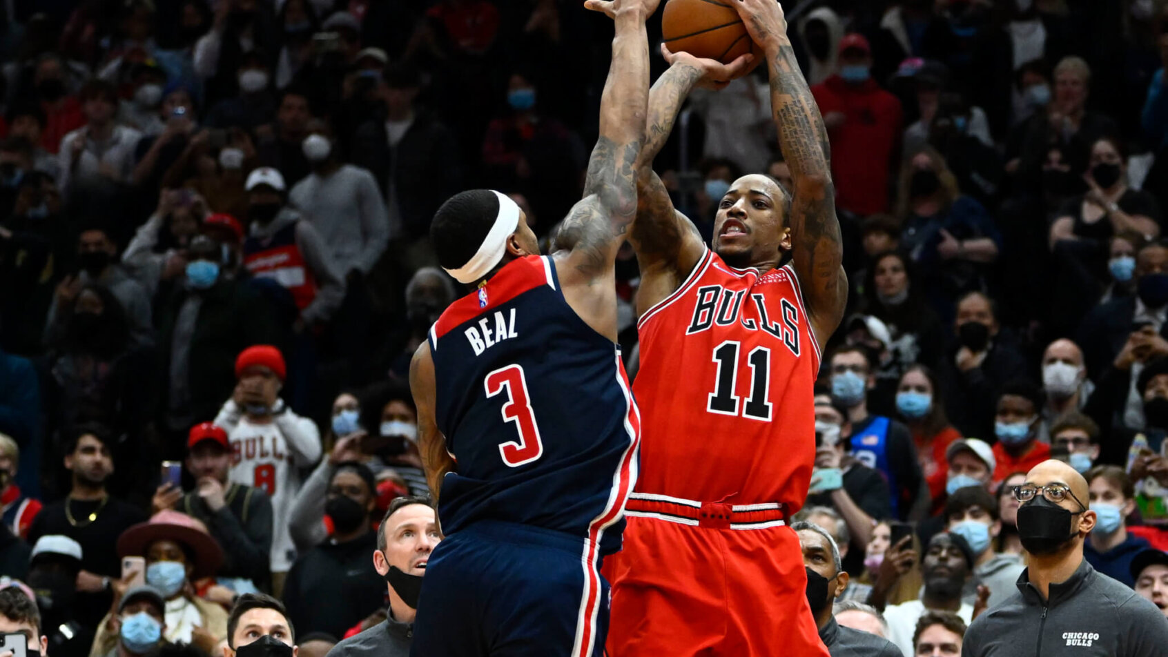 DeMar DeRozan shoots over Bradley Beal