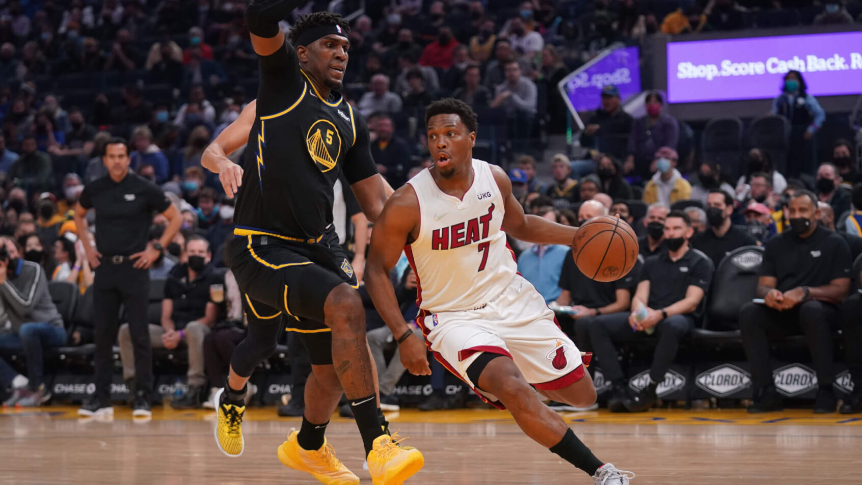 Kyle Lowry driving by defender