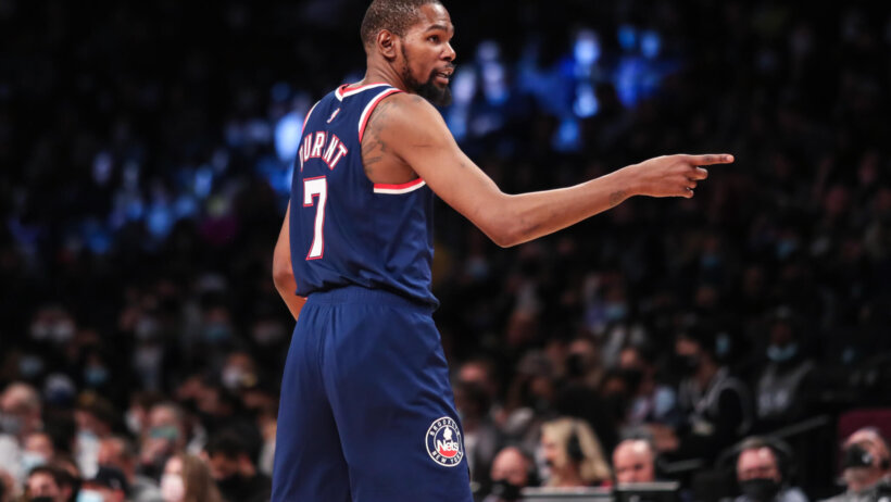 Kevin Durant pointing