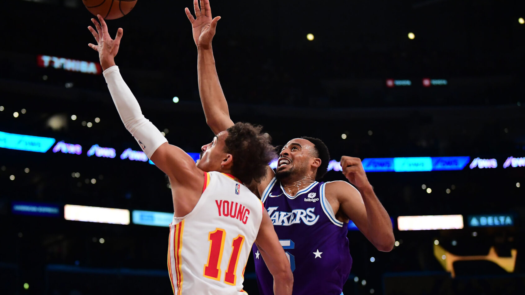 Trae Young, Atlanta Hawks, layup vs Los Angeles Lakers,