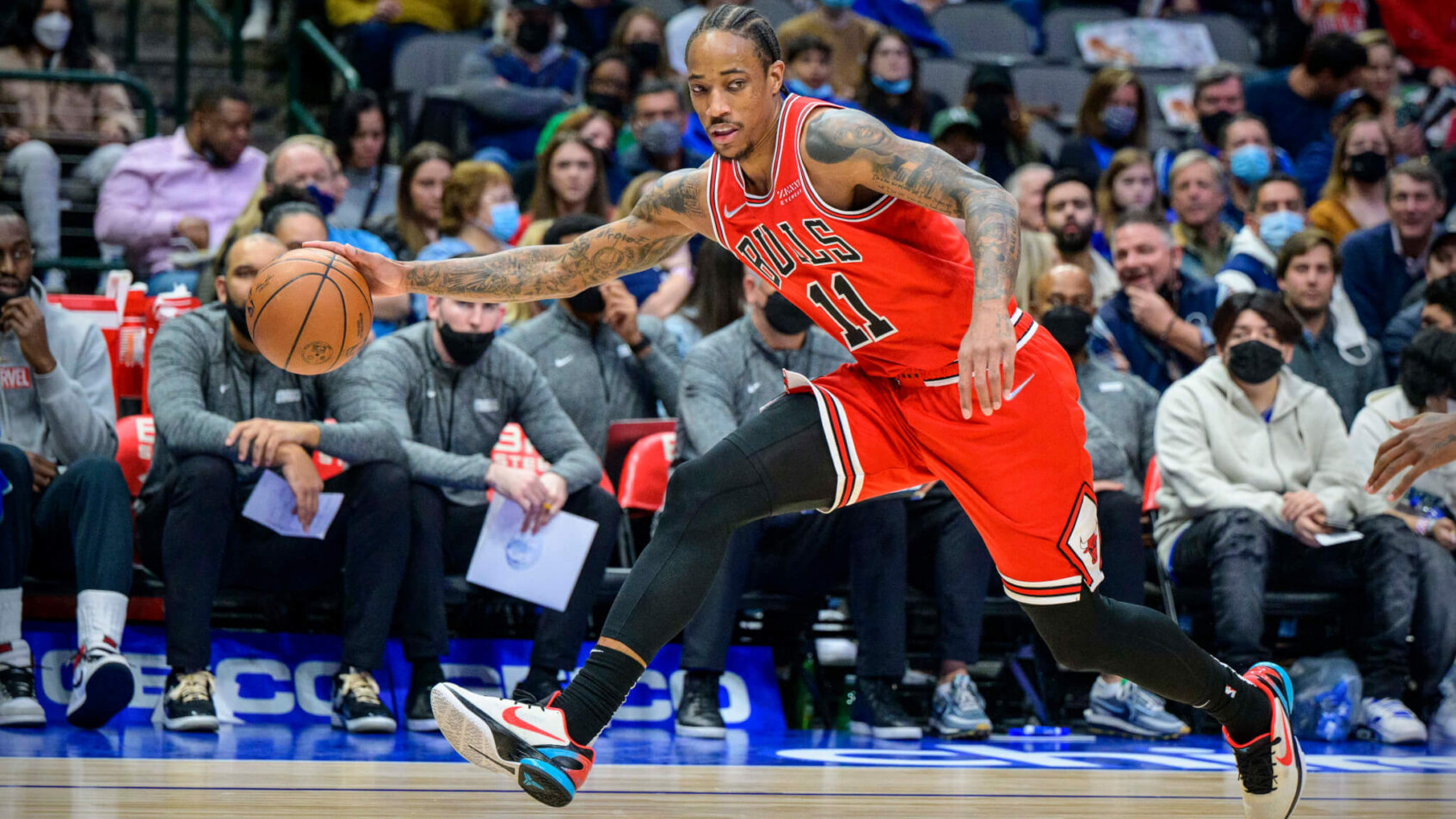 DeMar DeRozan dribbling with right hand