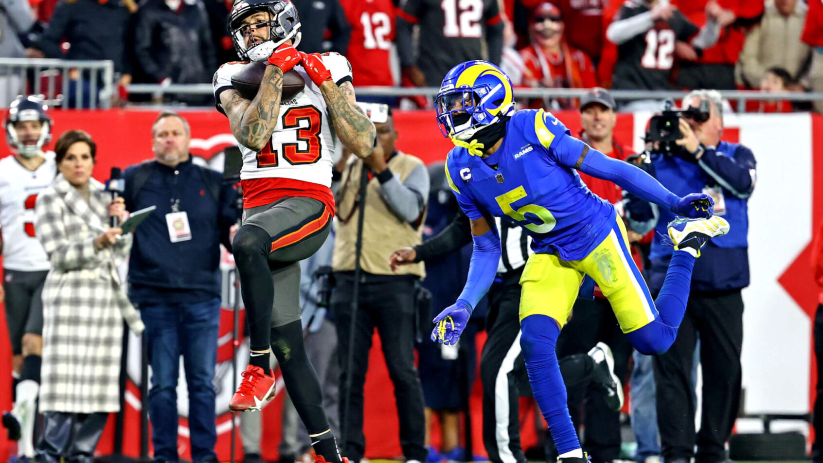 Mike Evans hauls in a TD