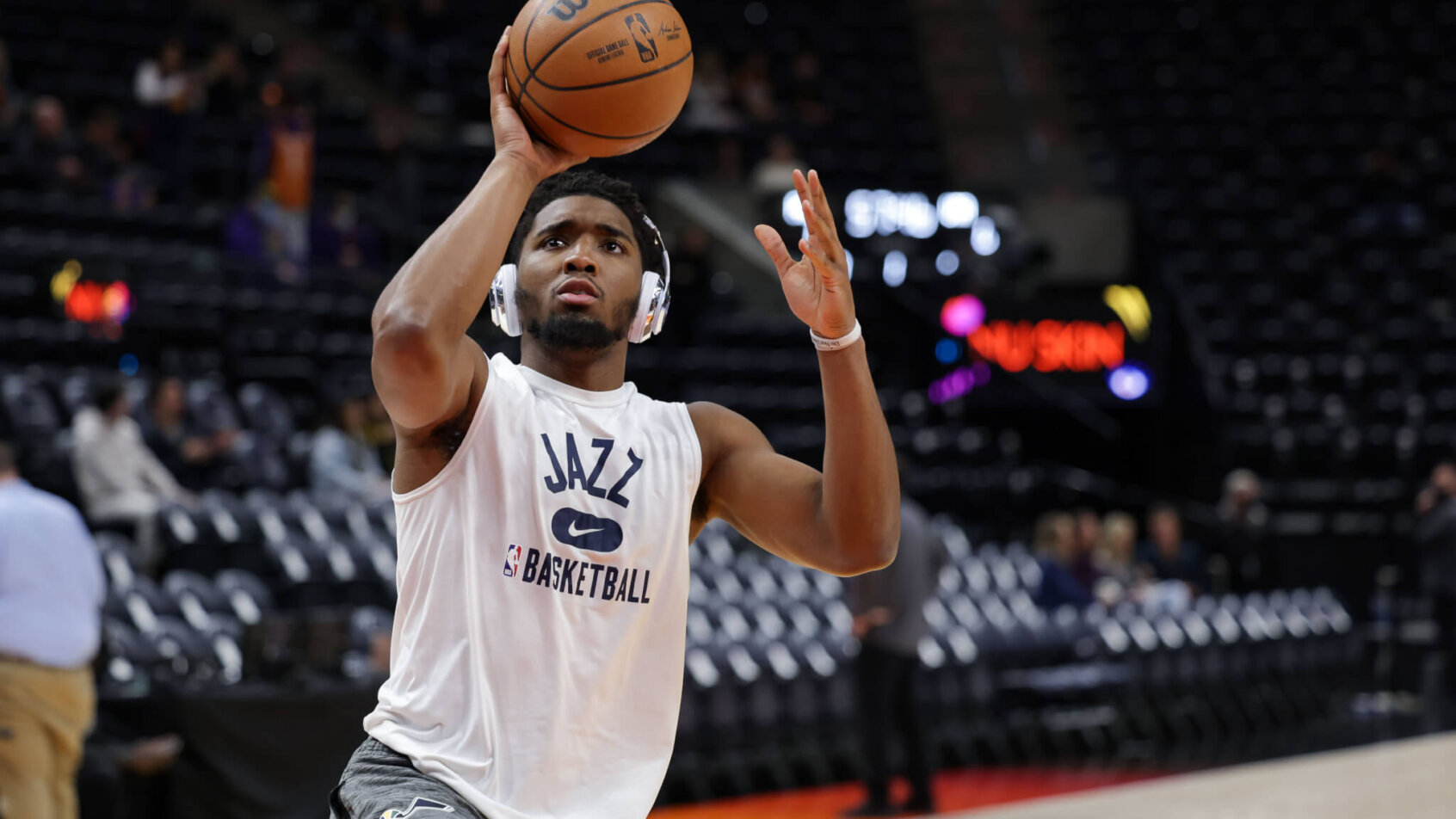 Donovan Mitchell warms up