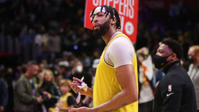 Anthony Davis looking upwards