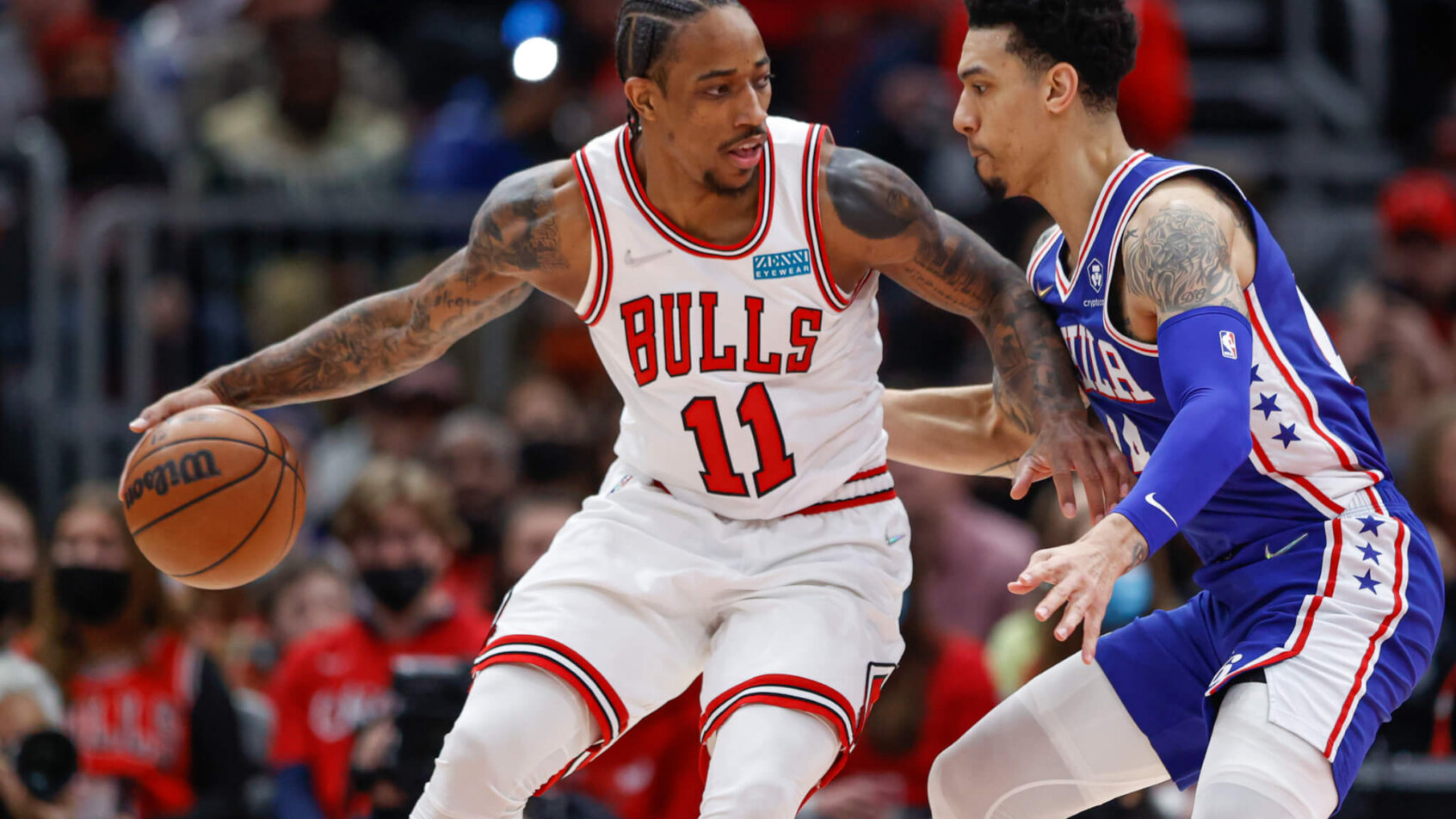 DeMar DeRozan posting up defender