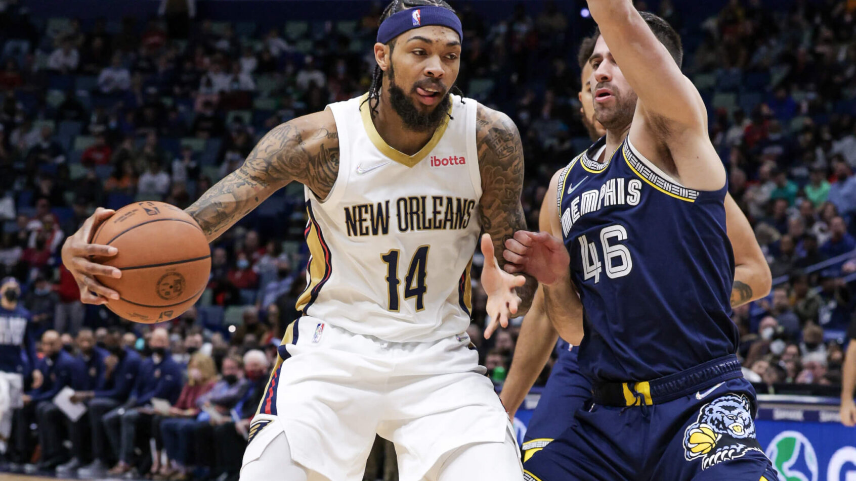 Brandon Ingram backs down a defender