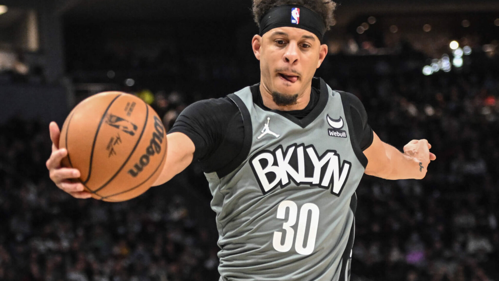 Seth Curry races for a loose ball
