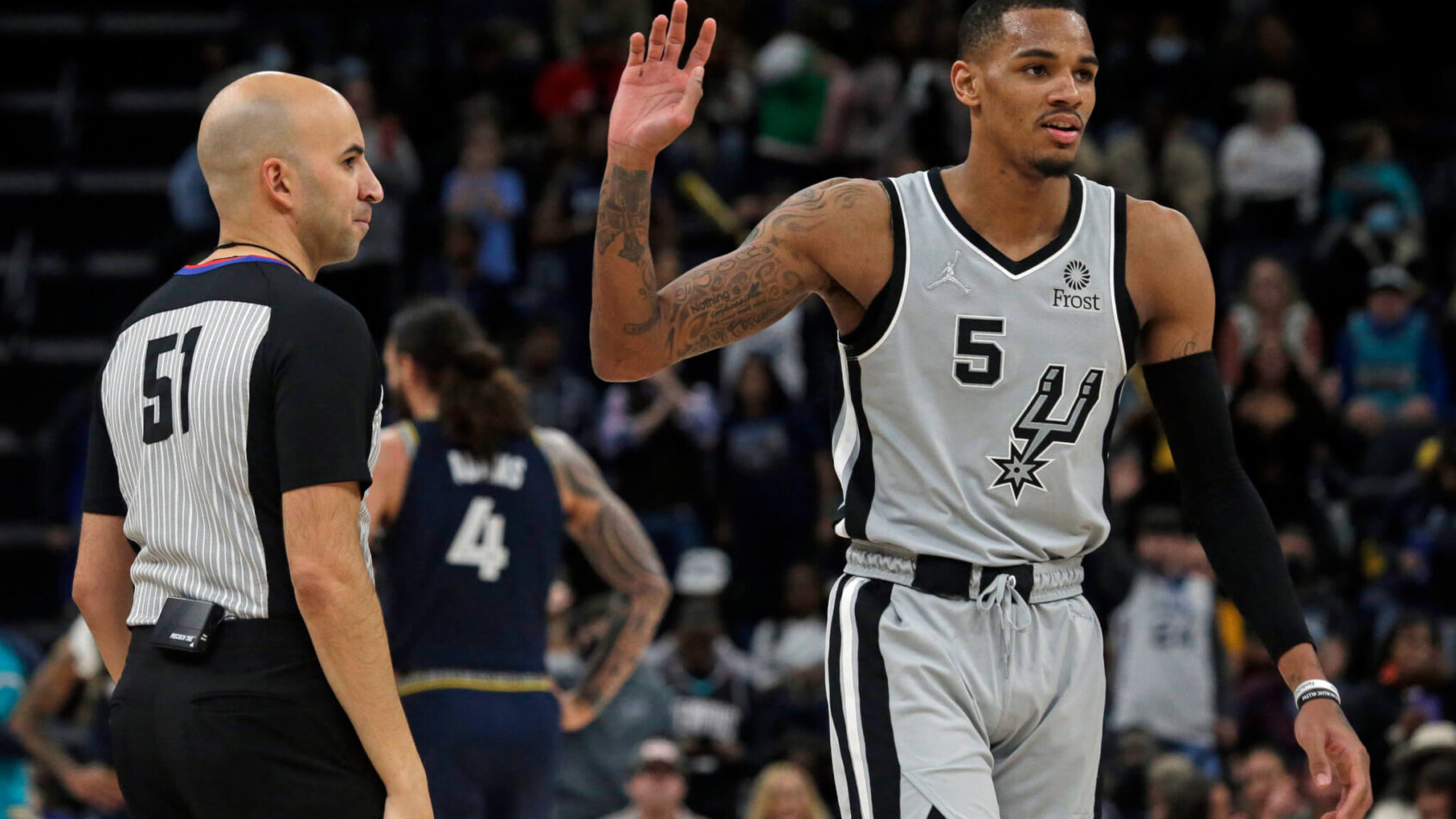 Dejounte Murray throws away ref