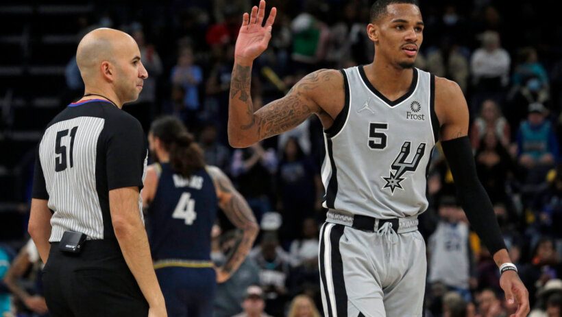 Dejounte Murray throws away ref