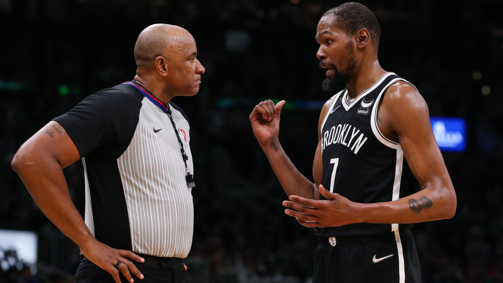 Kevin Durant talking to ref