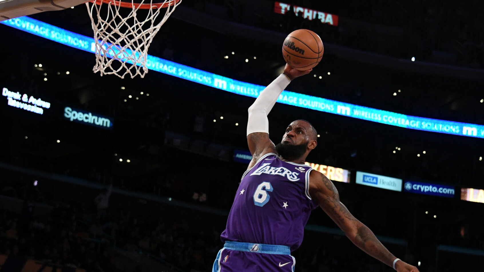 LeBron James, dunks, Los Angeles Lakers