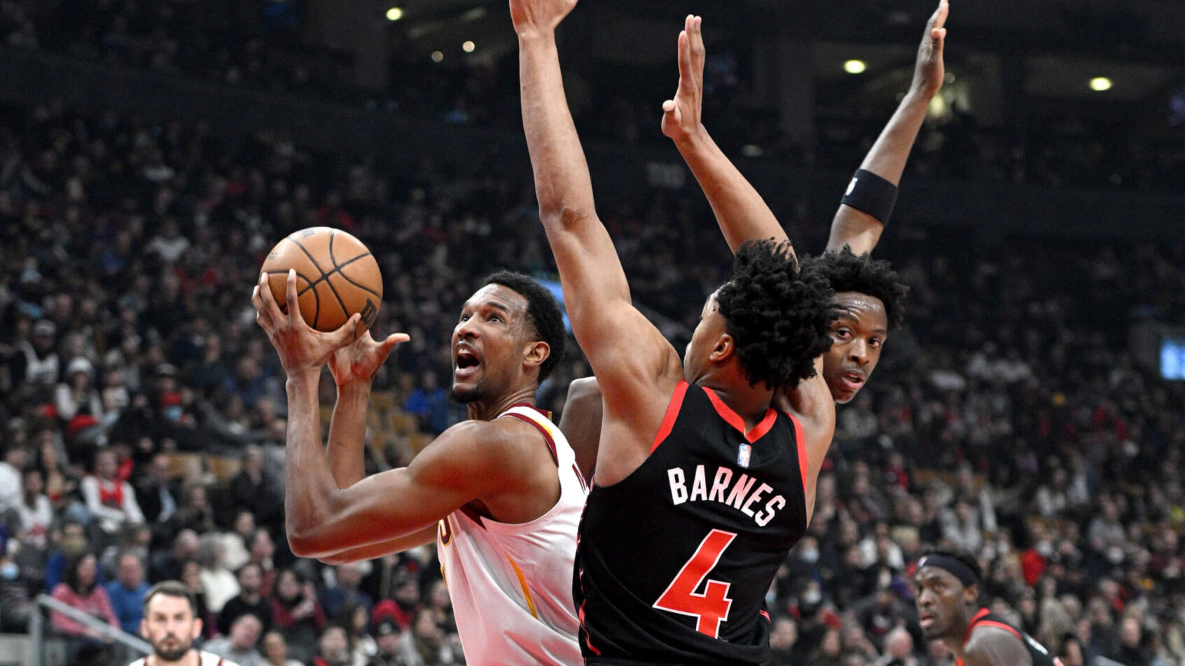 Mobley posts up on Barnes