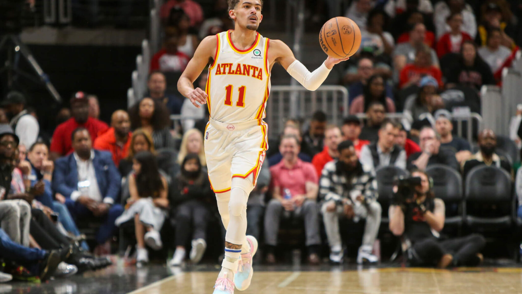 Atlanta Hawks Trae Young dribbling the ball up the court during a game.