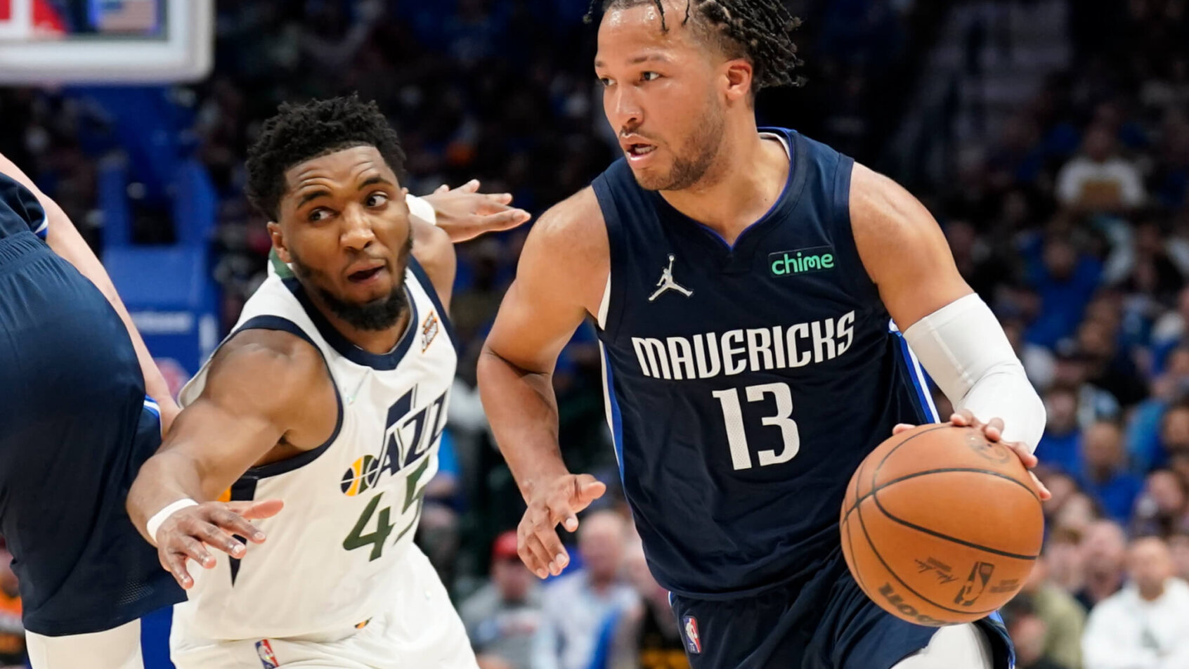 Jalen Brunson drives past Mike Conley