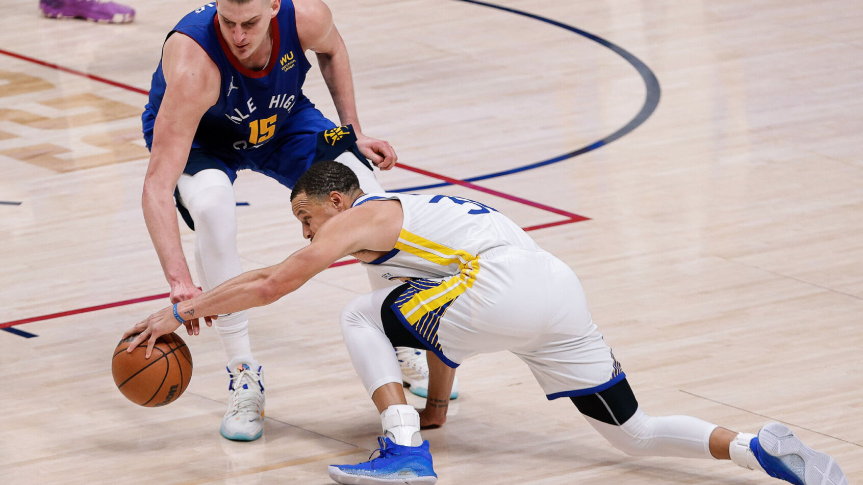 Steph Curry defended by Nikola Jokic