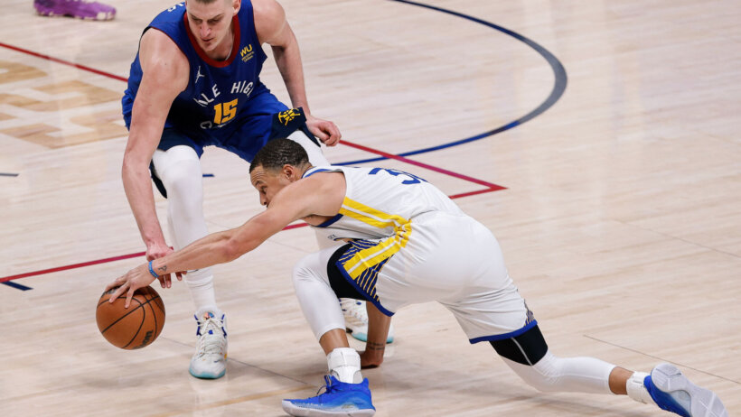 Steph Curry defended by Nikola Jokic