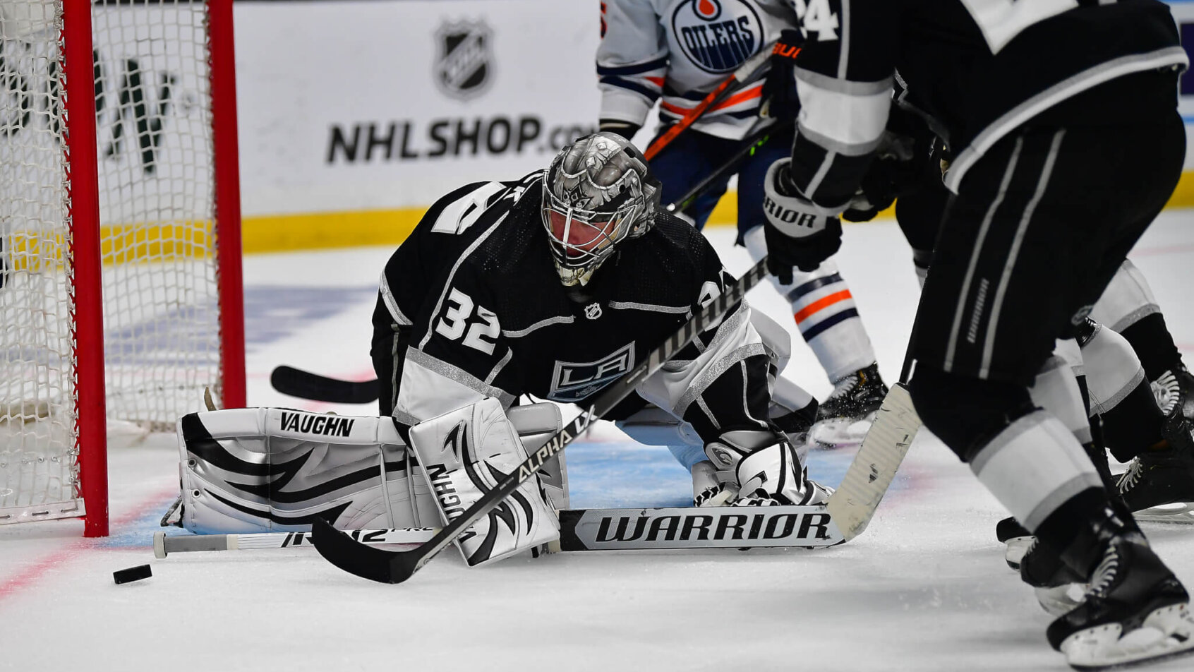 Los Angeles Kings goaltender Jonathan Quick making a save