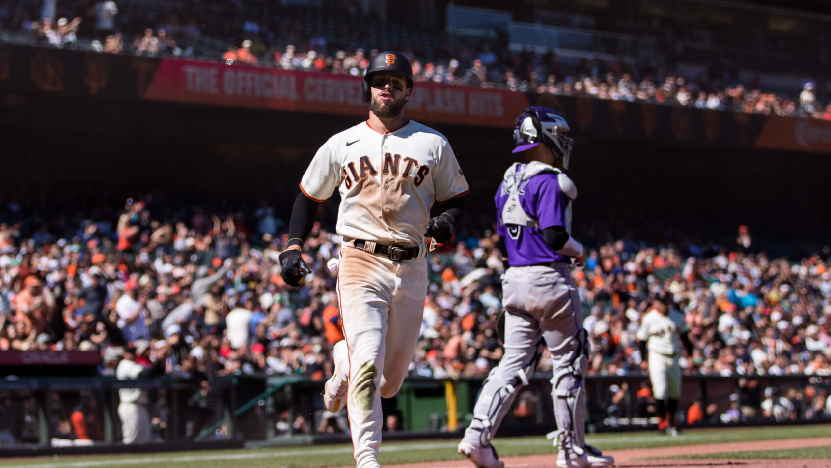 Luis Gonzalez scores a run