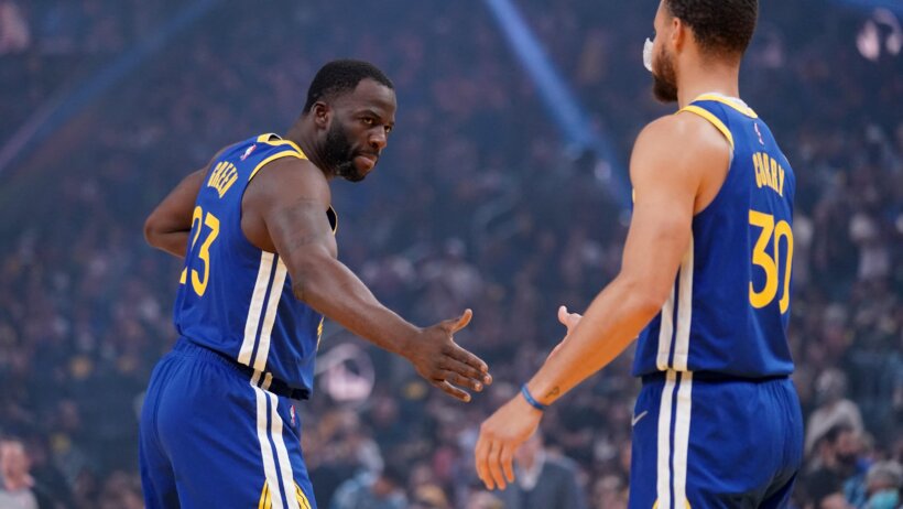 Draymond Green and Steph Curry low five