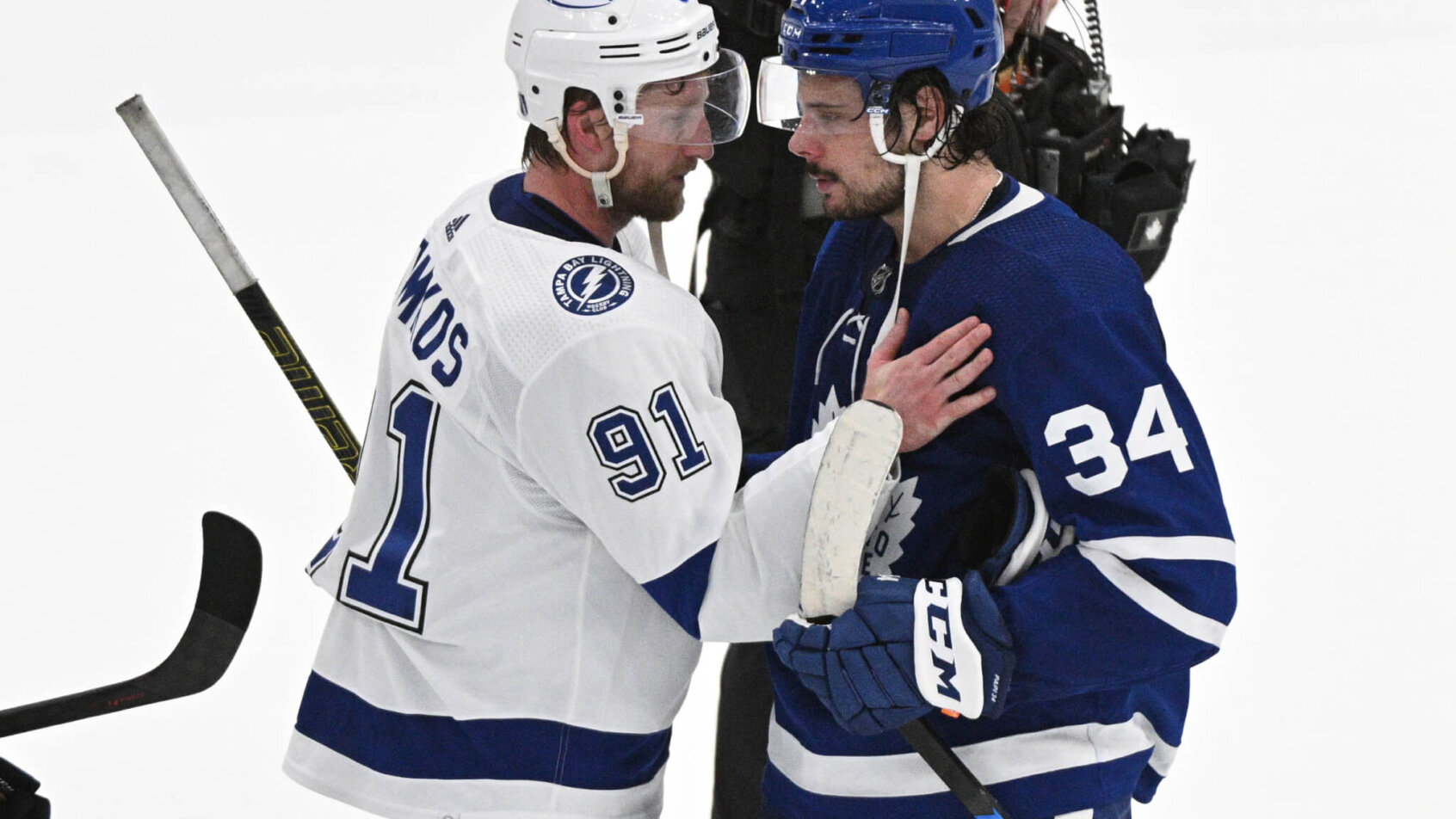 Steven Stamkos and Auston Matthews handshakes