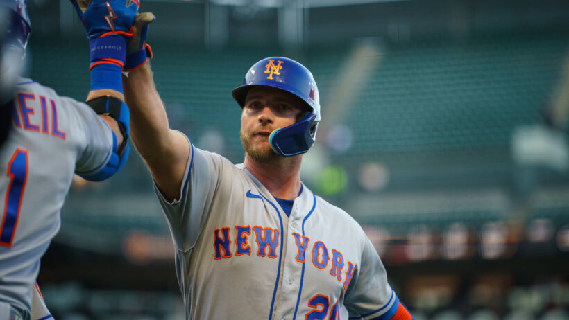 Pete Alonso high-fives teammate